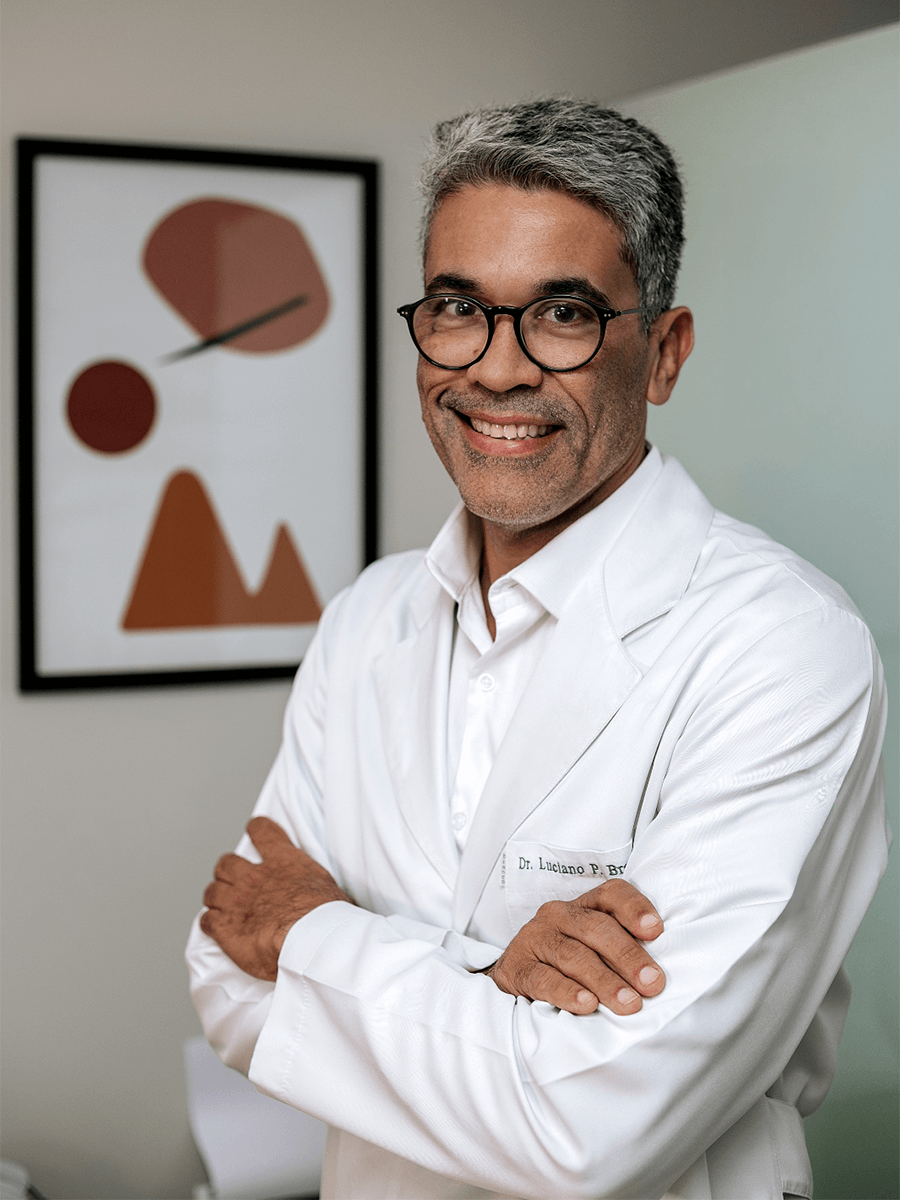 Dr. Luciano Pimentel Bressy em atendimento médico